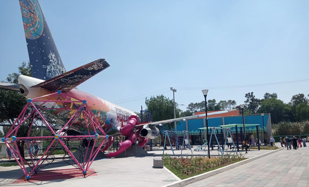 Avión reciclado como espacio de juegos en la Utopía Estrella Huizachtépetl en Iztapalapa, CDMX.