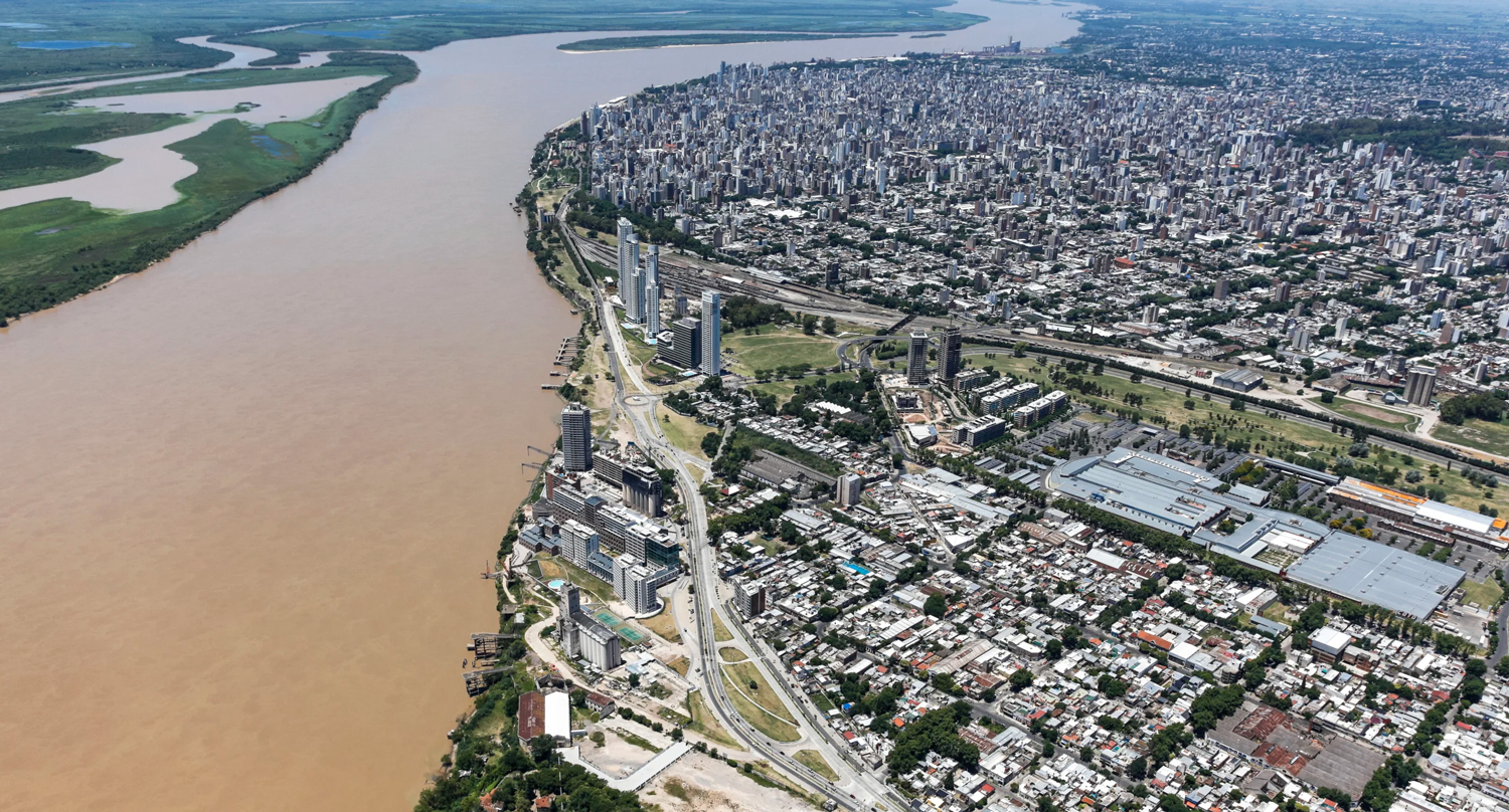 Rosario, al pie del río Paraná, con Puerto Norte en primer plano